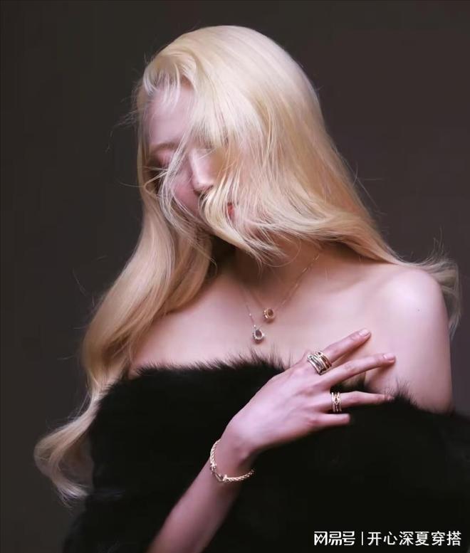 柏林影后都跪了的造型却被大妈们嫌弃？电子pg游戏金发魔女关晓彤七度漂发！(图4)